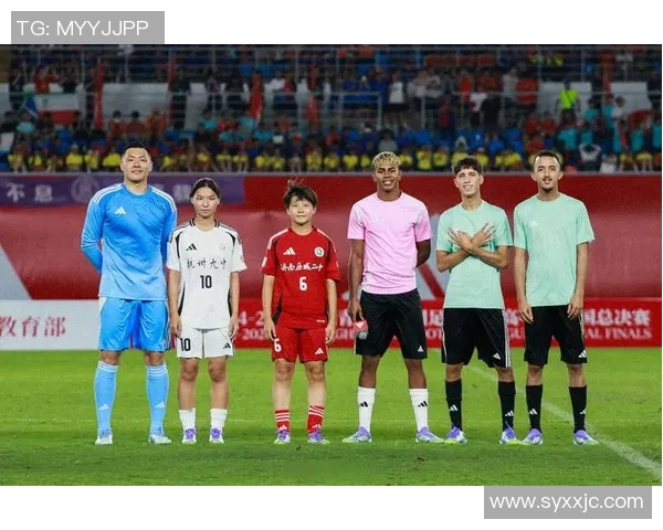 小女孩心中的足球梦想与偶像明星的追逐之路